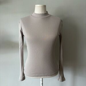 3 for $30 🌸 Uniqlo Ribbed Beige Turtleneck Shirt Size Small Neutral Long Sleeve